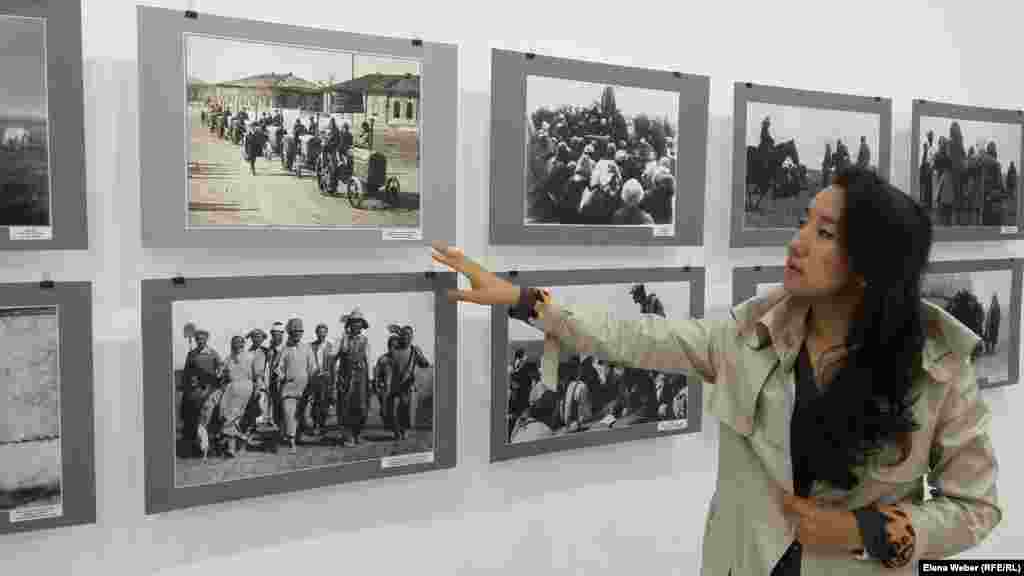 Фотография "Тяготы голода". На эту тему в музее представлено семь документальных фотографий, запечатленных фотографом Дмитрием Багаевым в павлодарском Прииртышье. Но музейные сотрудники смело назвали фотовыставку "В объективе: Голод в Казахстане", потому что такая же ситуация, по их словам, была во всех регионах Казахстана. - Вот на этом кадре запечатлен такой момент: когда казахов выгоняли из города, они вынуждены были уходить, но потом вернулись, но ничего в городе не менялось. У них была единственная лошадь, но по дороге от голода они съедают ее и сами впрягаются в эту тележку, - рассказывает сотрудница Музея памяти жертв политических репрессий поселка Долинка Айгерим Токтарова.