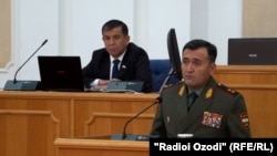 Замминистра обороны Эмомали Собирзода выступает в парламенте