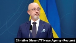 За його словами, зараз важкі бої тривають на Луганщині, на Сумщині, на північ від Києва, непроста ситуація на півдні країни