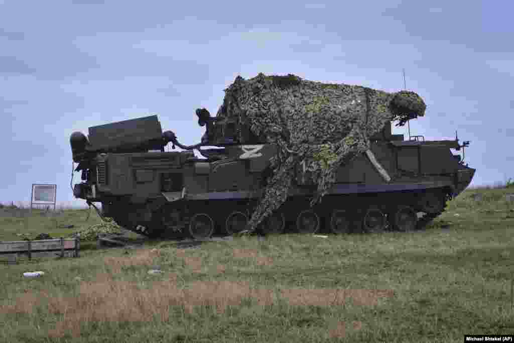 Заброшенный российский ракетный комплекс ТОР. Россия ушла с острова Змеиный в июне после нескольких месяцев украинских ударов по этой достопримечательности. Кремль заявил, что вывод был «жестом доброй воли», позволяющим экспортировать партии продовольствия из Украины. Западные военные эксперты считают, что высокоточная реактивная артиллерия HIMARS сделала дальнейшее присутствие России на острове фактически невозможным. 