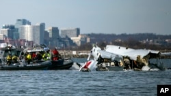 Istražioci na pretražuju olupinu srušenog aviona u rijeci Potomac u blizini Nacionalnog aerodroma Ronald Reagan, Washington, SAD, 30. januara 2025.