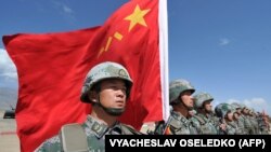Hytaý esgeri “Edelweýs” türgenleşik meýdanynda, baýdak tutýar. Şanhaý Hyzmatdaşlyk Guramasynyň (SHG) çäginde, 2016-njy ýylyň 19-njy sentýabrynda, Bişkekden takmynan 200 km. uzaklykda ýerleşýän Balykçynyň golaýynda “Parahatçylyk borjy-2016” ady bilen harby türgenleşik geçirildi.