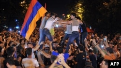 Ցուցարարները Բաղրամյան պողոտայում հունիսի 24-ի լույս 25-ի գիշերը
