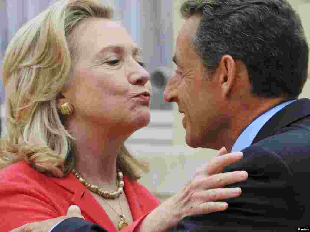 Nicolas Sarkozy (sağda) parisdə keçirilən Liviyanın dostları konfransına qatılmaq üçün gələn ABŞ-ın Dövlət Katibi Hillary Clintonu qarşılayır, 1 sentyabr 2011
