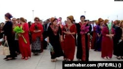 Улуттук кийим кийген түркмөн аялдар.