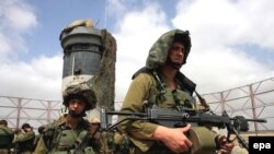 سرباز اسرائیلی در گشت نگهبانی در مرز غزه و اسرائیل. (عکس از AFP)