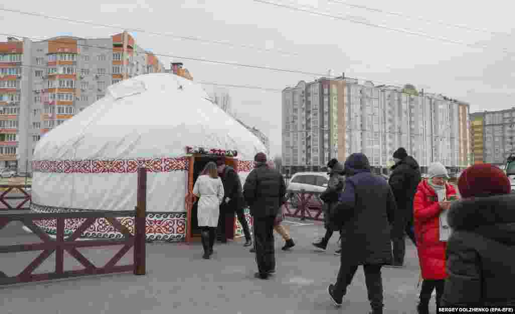 «Юрта незламності» казахської громади в Бучі забезпечена автономним опаленням та електрикою так само, як і «Пункти незламності», й буде надавати такі ж послуги тим, хто їх потребує. Буча, Київщина, 10 січня 2022 року