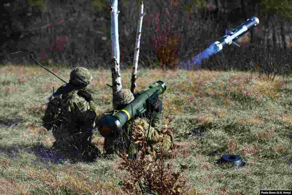500 ракет Javelin и «тысячи других противотанковых систем» Ракеты Javelin американского производства уже широко применяются против российской бронетехники в Украине. Оружие позволяет проводить атаки на расстоянии до 2,6 километра. Ракета наводится на выбранную мишень, стреляющий может запустить ее и сразу же уйти в укрытие. Согласно бюджету Пентагона на 2021 год, одна пусковая установка и ракета стоят 178 тысяч долларов