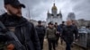 Генеральний прокурор України Ірина Венедіктова(посередині) та прокурор Міжнародного кримінального суду (МКС) Карім Хан відвідали місце братської могили в місті Буча під Києвом, 13 квітня 2022 року