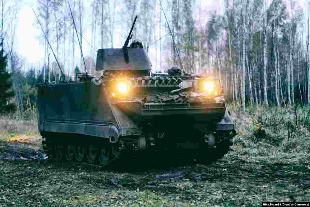 200 бронемашин M113 Эти гусеничные машины были задействованы в боевых действиях во Вьетнаме, но в настоящее время используются Соединенными Штатами в основном в качестве машин поддержки, например как машины скорой помощи на поле боя. M113 может перевозить до 15 пассажиров. У машины легкая алюминиевая броня, которая способна защитить только от стрелкового оружия и осколков снарядов 