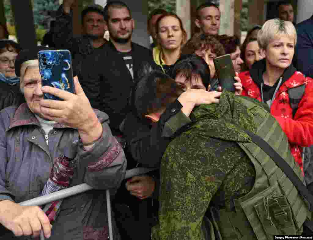 Батайск қаласында жақындарын соғысқа жіберіп жатқан жұрт. 