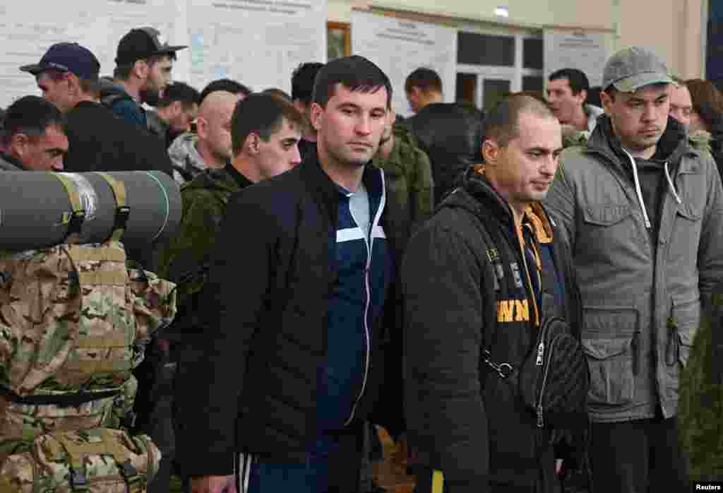 Батайск қаласында әскерге шақырту алғандар. 