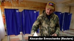 Донецкидеги жасалма референдумда добуш берип аткан жаран. 27-сентябрь, 2022-жыл.