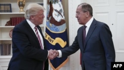 Фото з зустрічі Дональда Трампа (л) і Сергія Лаврова (п) 10 травня 2017 року, яке надало агентствам МЗС Росії
