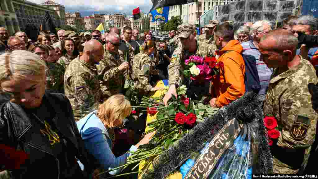 «Герої не вмирають…» лунає над майданом 