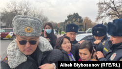 Тилек Түкөбаев "Ала-Тоо" аянтындагы митингдин катышуучуларын таратуу учурунда. Бишкек. 15-ноябрь, 2022-жыл.