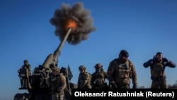 Українські військовослужбовці ведуть вогонь із САУ «Піон» по російських позиціях біля Бахмуту на Донеччині, 24 січня 2023 року