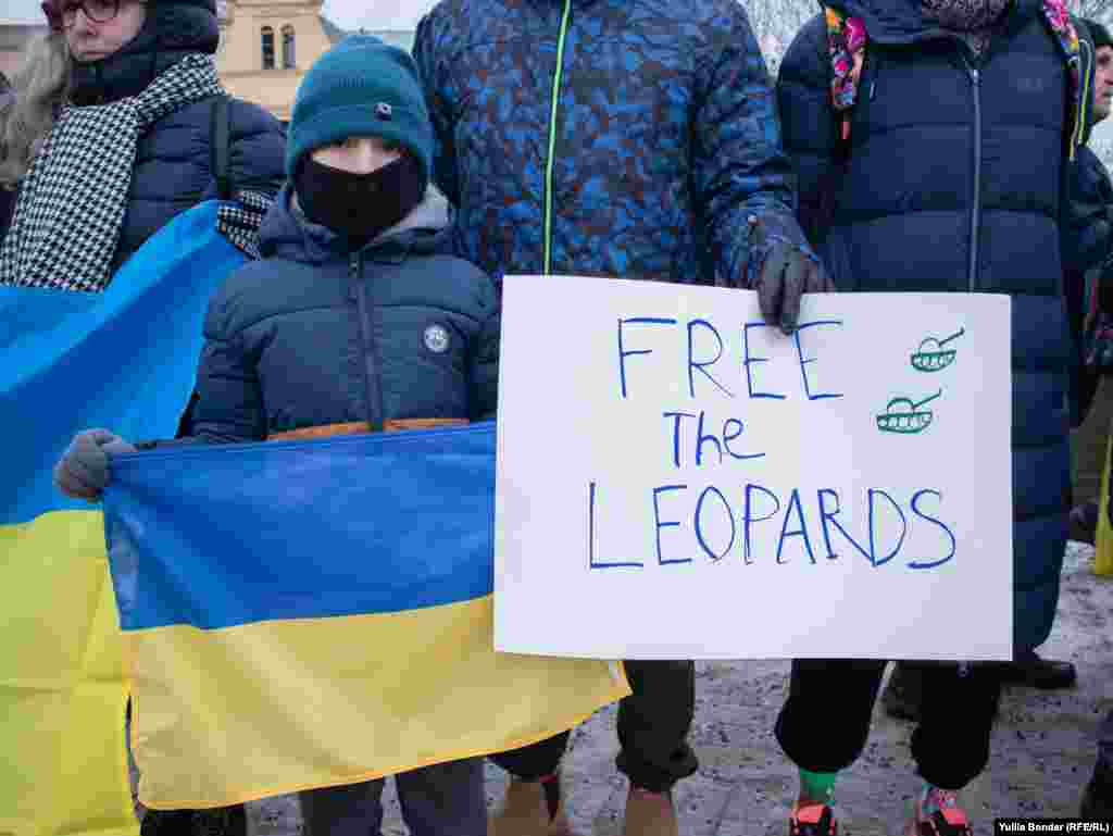 Однак цього року основним посилом акції було нагадати, що в Україні триває війна і потрібне озброєння 