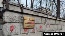 Zidul ambasadei ruse de la București pătat în semn de protest cu vopsea roșie, februarie 2022.