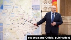 Лукашэнка паказвае мапу ваенных дзеяньняў супраць Украіны з тэрыторыі Расеі і Беларусі