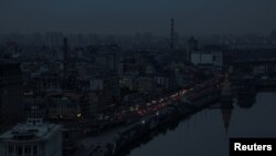 Київ без електрики після російських атак по об'єктах енергетики, жовтень 2022 року 