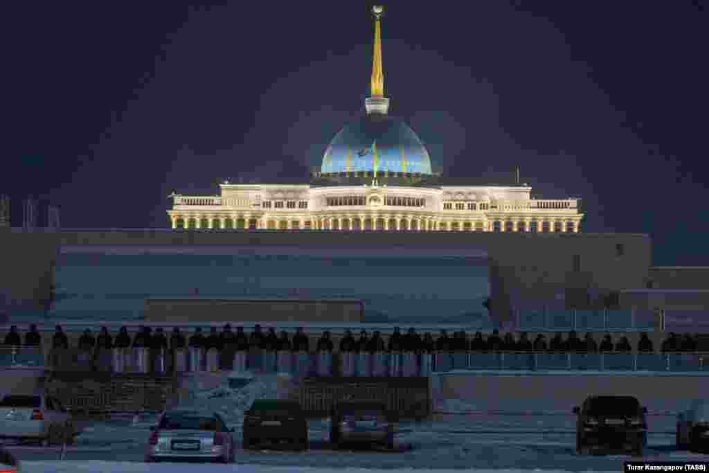Нұр-Сұлтандағы Ақорда маңында күзет күшті. Ел астанасында жағдай бірқалыпты. 6 қаңтар 2022 жыл. 