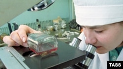 Дослідниця у лабораторії у Кольцово під російським Новосибірськом перевіряє зразки чорної віспи (архівна фотографія)
