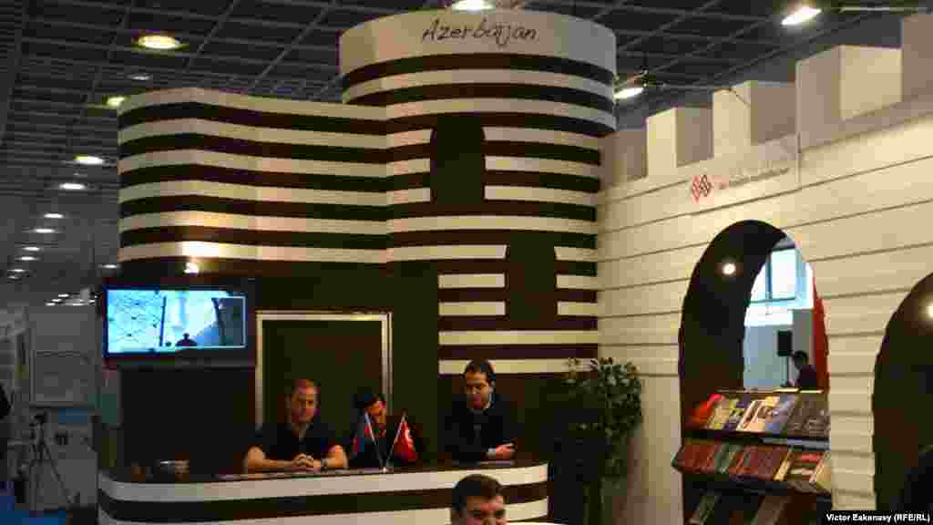 Azerbaidjan: un stand consacrat propagandei și cultului personalității unui președinte.