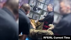 Medicinski radnici na prvoj liniji fronta pokušavaju spasiti nogu ranjenog ukrajinskog vojnika u regiji Sumi, gdje su ruske trupe intenzivirale svoju prekograničnu ofanzivu.