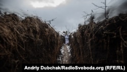Український солдат на передовій позиції української армії під Золотим-4, Луганська область, лютий 2020 року