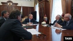 Prezident Wladimir Putin Moskwada hökümetden aýry guramalar baradaky maslahatda.10-njy iýul, 2012.
