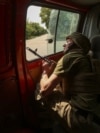 Житель Константиновки возле разрушенного российским авиаударом дома, в котором под завалами ищут его мать. 8 мая 2025 года