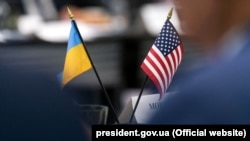 Україна буде однією з перших, хто отримає американські вакцини проти COVID-19, заявили дипломати