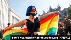 ЛГБТ-активісти мітингують під Офісом президента України. Київ, 30 липня 2021 року