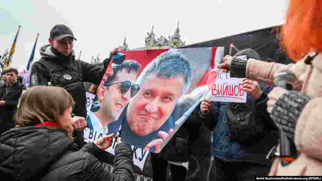 Акція активістів під Офісом президента провели акцію з вимогою відставки голови МВС Арсена Авакова. Київ, 22 грудня 2019 року ПЕРЕГЛЯНЬТЕ ФОТОГАЛЕРЕЮ