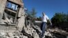 Чоловік біля зруйнованого російськими обстрілами будинку в Харкові, 7 червня 2022 року