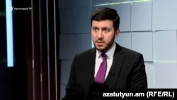 Վերլուծաբան Արեգ Քոչինյանը հարցազրույց է տալիս «Ազատությանը», արխիվ