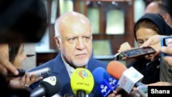 بیژن زنگنه در حاشیه مراسم امضای قرارداد توسعه میدان گازی بلال با خبرنگاران گفتوگو میکرد