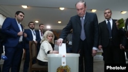 Armenia - Former President Levon Ter-Petrosian casts a ballot in parliamentary elections, Yerevan, April 2, 2017