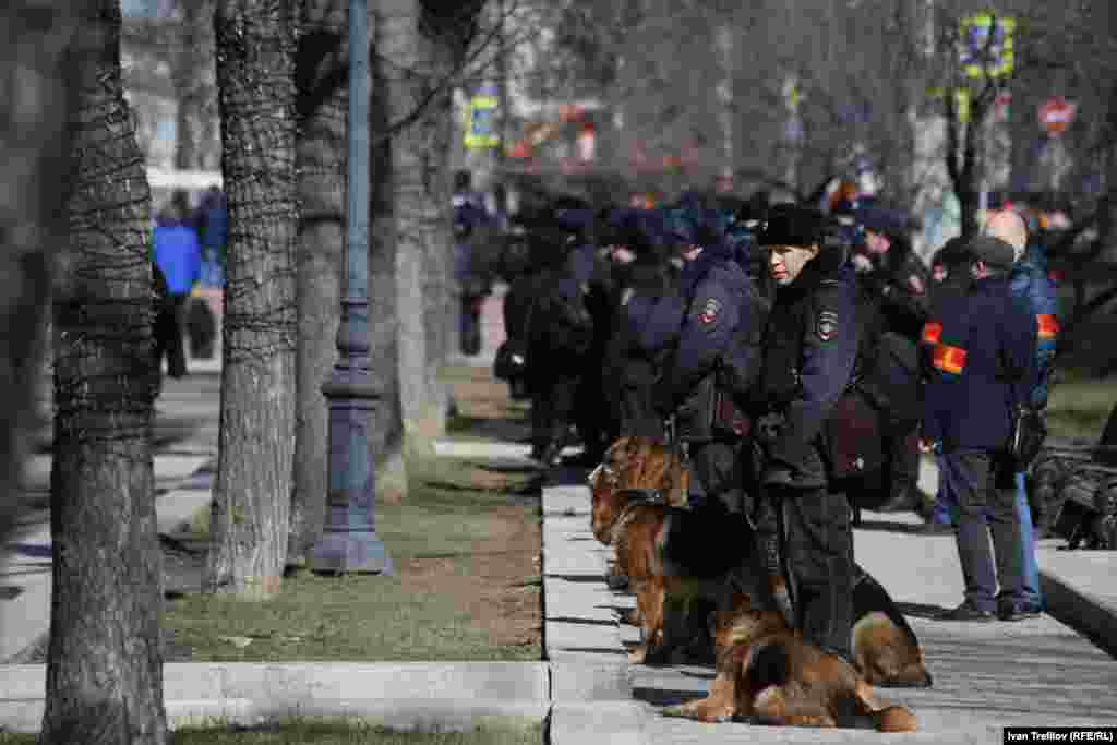 Полиция мәліметі бойынша, Мәскеудегі шеруге 8 мыңға жуық адам қатысқан. Белсенділер 20 мың адамның келгенін айтады. 