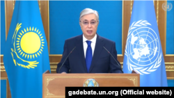 Президент Касым-Жомарт Токаев Башкы ассамблеяда сөз сүйлөп жатат. 22-сентябрь, 2021-жыл