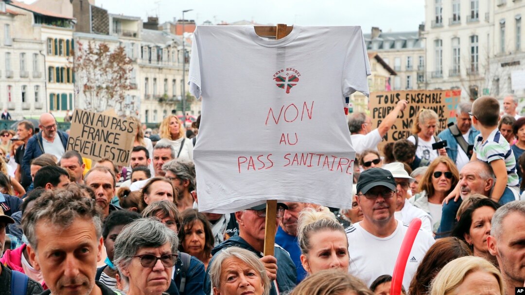 Demonstrant drži majicu s natpisom "Nema zdravstvenih propusnica" tokom protesta u Bayonneu, jugozapadna Francuska, u subotu 7. augusta 2021. 