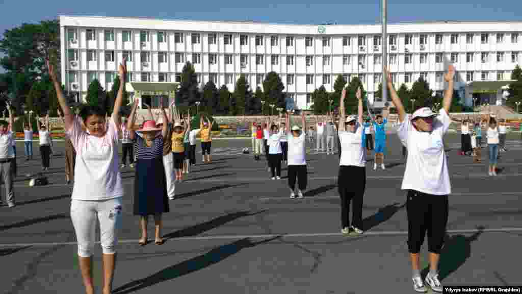 Бүгүнкү күндө Кыргызстандын саламаттыкты сактоо тармагында 80 миңден ашуун адам иштейт. 700гө жакын үй-бүлөлүк дарыгерлер тобу менен катар көптөгөн фельдшердик-акушердик пункттар бар.