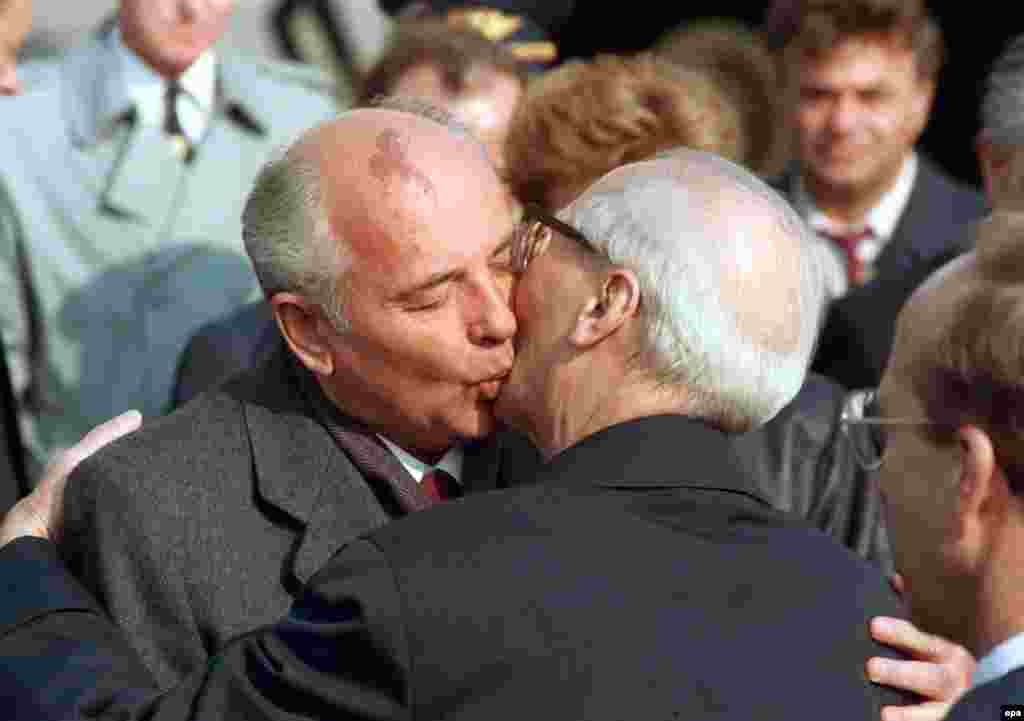 6-уми октябри соли 1989. Дидор бо раҳбари Олмони Шарқӣ Эрих Хонеккер. Пас аз як моҳ девори Берлин фурӯ рехт