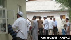 Täjik ýaşlary Kurgondepe şäherindäki metjitlerden birinde. 4-nji awgust, 2010.