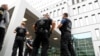 Берлинда Навальний тиббий кўрикдан ўтмоқда, шифохона қаттиқ қўриқланмоқда (ВИДЕО)