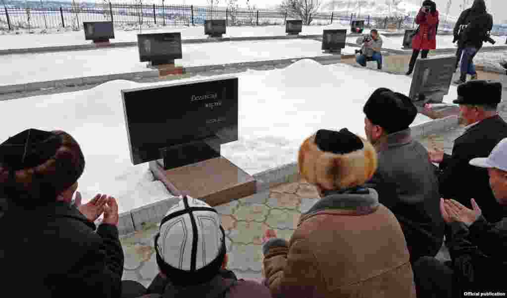 "Ата-Бейитке" сөөгү коюлган апрель окуясында каза болгон 83 адамдын ысымы кара ташка чегерилип, бир адамга “белгисиз жаран” деп жазылды. 