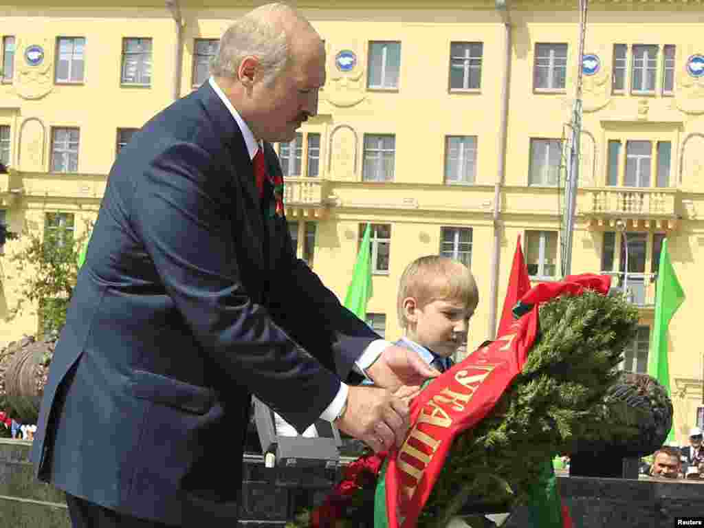 Аляксандар Лукашэнка з сынам Мікалаем ускладае вянок на Плошчы Перамогі Менска, 2011.