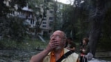17 iunie 2025, dimineața, la Kiev, Ucraina - un locuitor vede urmările bombardamentului rusesc masiv din zorii zilei. 