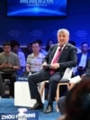 Министрлер кабинетинин төрагасы Адылбек Касымалиев "Жайкы Давос-2025" дүйнөлүк экономикалык форумунун панелдик сессиясына катышып жатат. Тяньцзинь, Кытай. 24-июнь 2025-жыл.